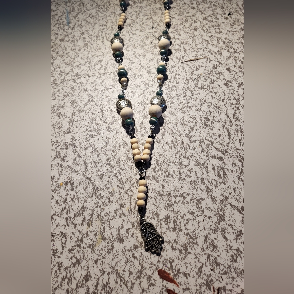 Elegant Beaded Necklace with Hamsa Pendant